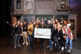 Scheckübergabe des Casts Musical West Side Story an Ärzte ohne Grenzen